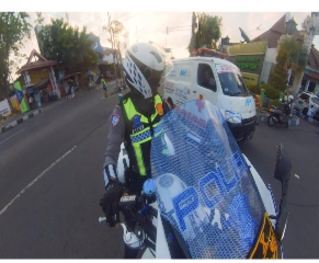 Sirine Ambulance Mati, Anggota Satlantas Gresik Sigap Buka Jalan Ambulance