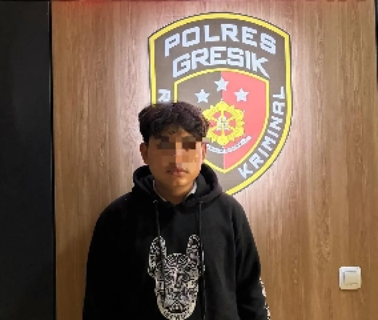 Diantar Orang Tuanya, Satu DPO Gangster Gresik Menyerahkan Diri