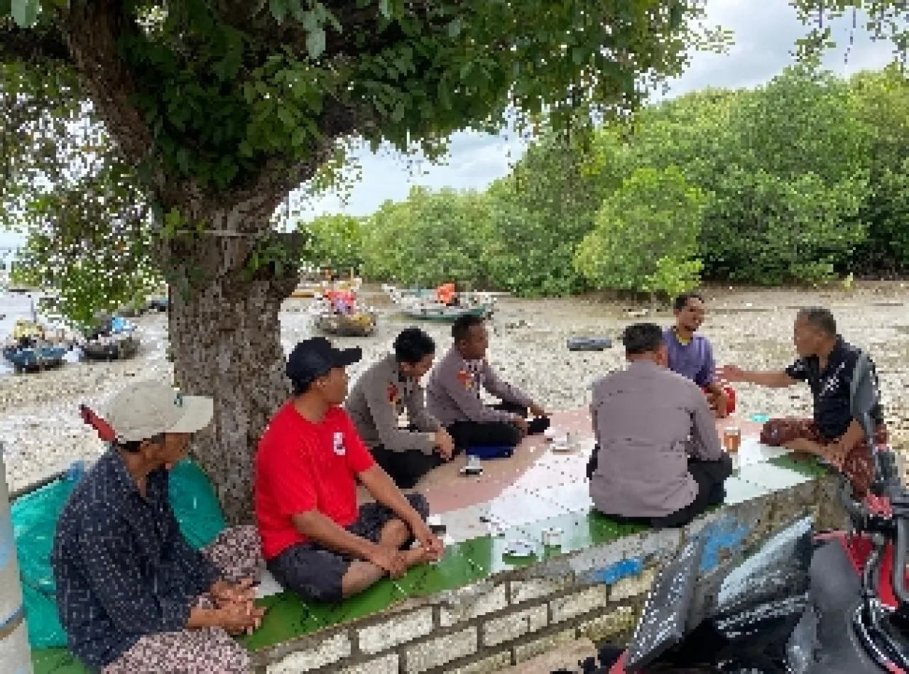 Satpolairud Polres Gresik Duduk Bersama Nelayan Mengare, Bahas Keselamatan dan Laut Lestari