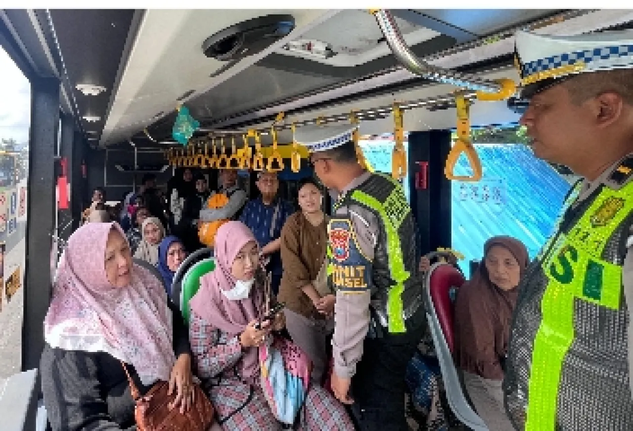 Tingkatkan Kamseltibcarlantas, Satlantas Polres Gresik Edukasi Driver Trans Jatim Lewat “Polantas Menyapa”