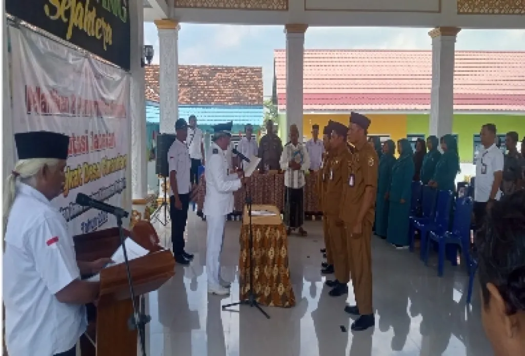 Tingkatkan Mutu Pelayanan, Kades Agus Siswahyudi Mutasi dan Lantik Perangkat Desa Cinandang