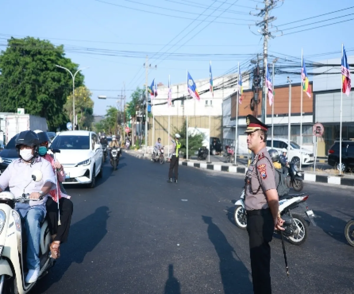 Kapolres Gresik Turun ke Jalan, Gatur Pagi di Simpang Tiga PLN Kebomas