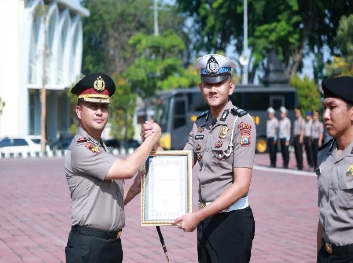 Kapolres Gresik Beri Penghargaan kepada Tiga Personel Berprestasi, Tegaskan Sanksi bagi Pelanggar