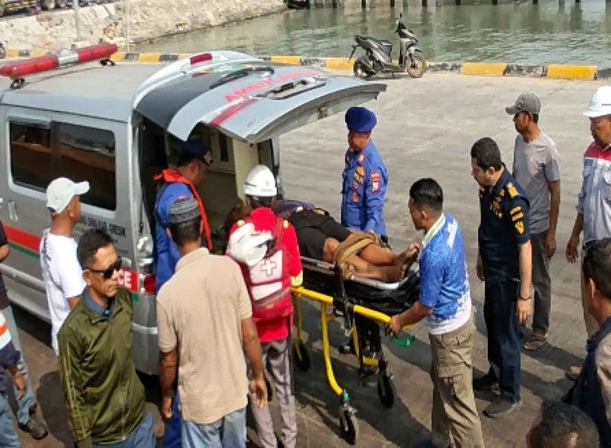 ABK KLM Putra Utama Jaya Mendadak Sakit di Pelabuhan Gresik, Satpolairud Bergerak Cepat