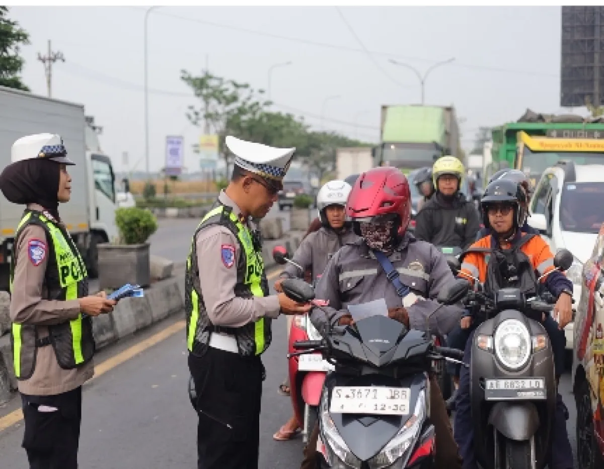 Satlantas Polres Gresik Bagikan Cokelat, Edukasi Tertib Berlalu Lintas di Operasi Patuh Semeru 2026
