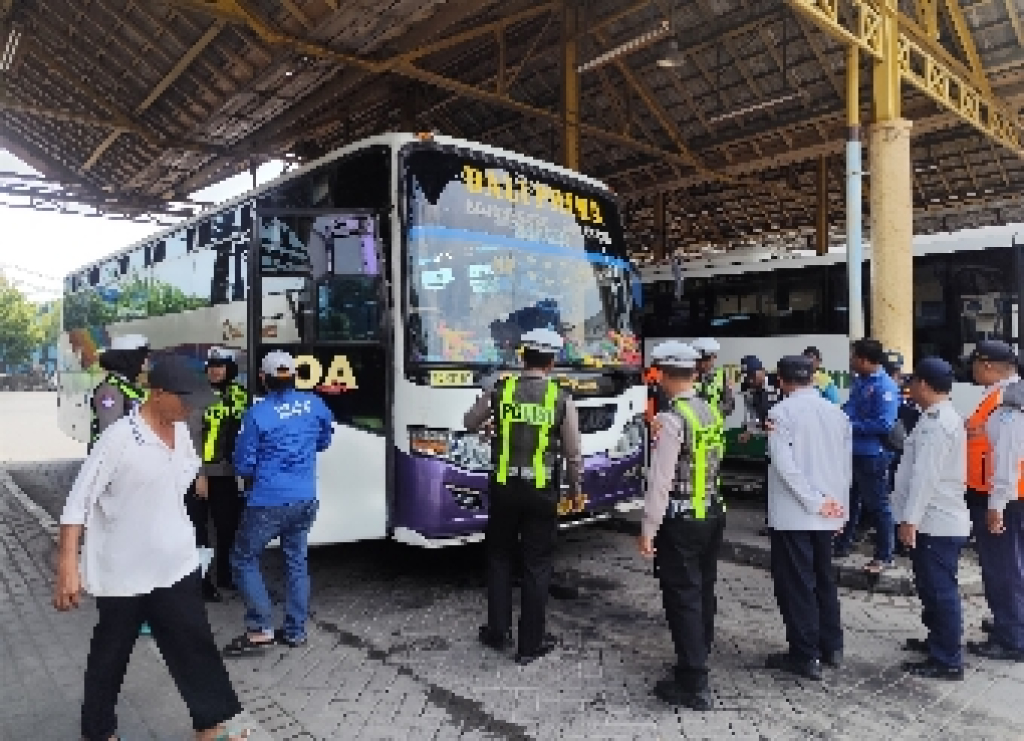 Satlantas Polres Gresik Sapa Driver dan Ramp, Check Bus Demi Keselamatan Penumpang