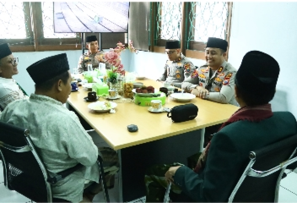 Jaga Stabilitas Kamtibmas, Kapolres Gresik Silaturahmi dengan Pengurus Masjid Agung Maulana Malik Ibrahim