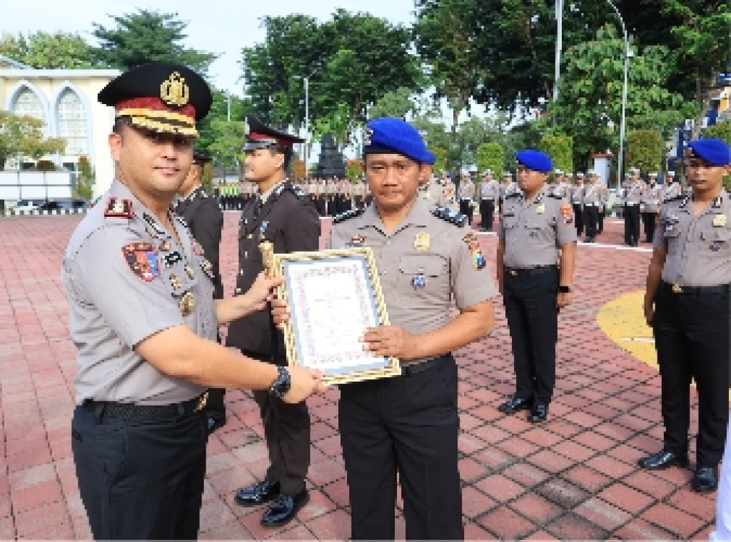 Kapolres Gresik Apresiasi Dedikasi Personel, 63 Anggota Terima Penghargaan dan Satyalancana