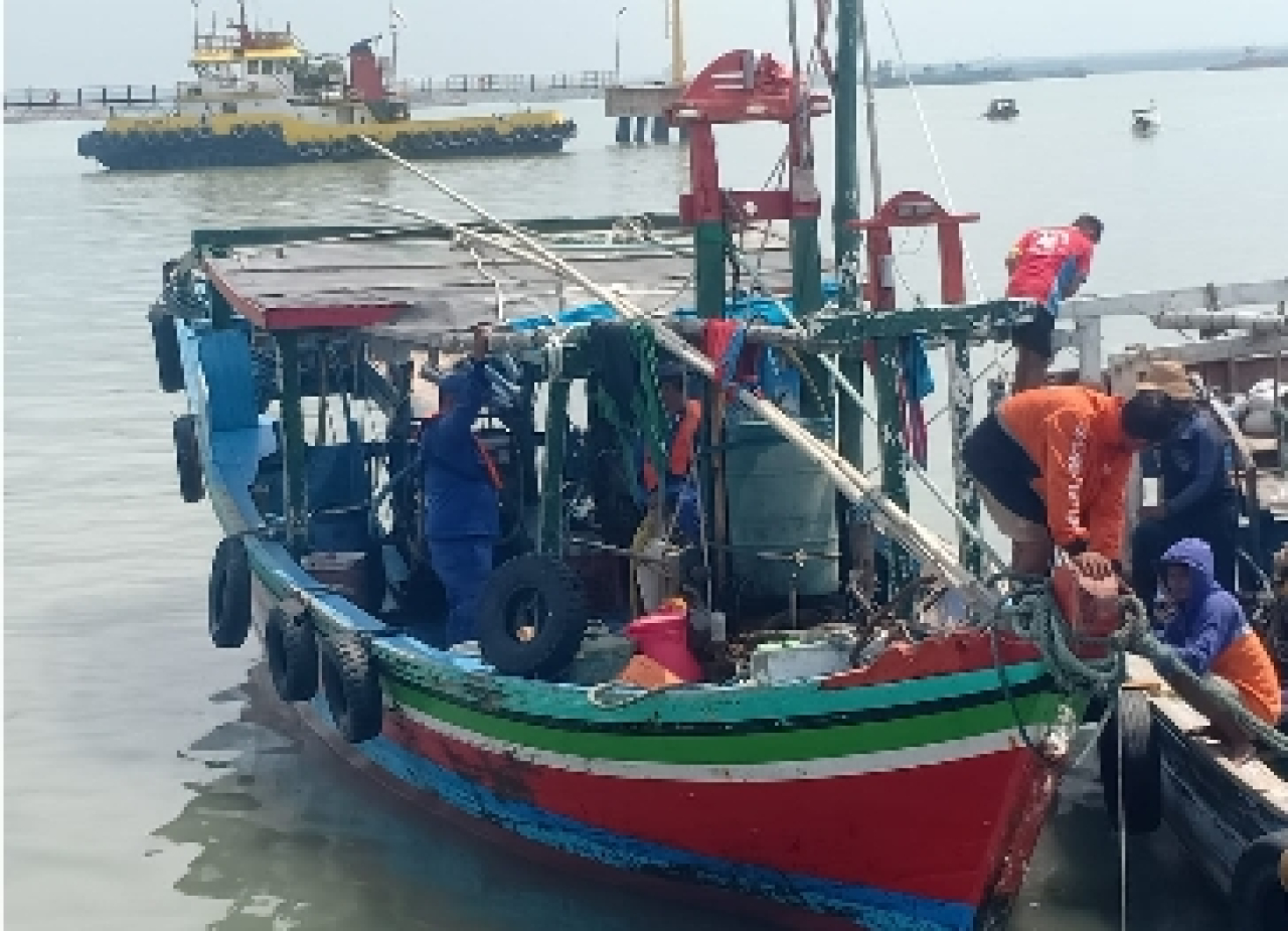 Gunakan Jaring Trawl, 3 Kapal Nelayan di Amankan Satpolairud Polres Gresik di Panceng