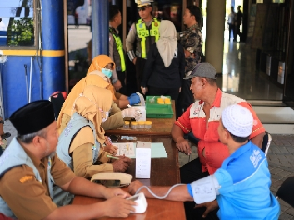 Jamin Keselamatan Penumpang, Satlantas Polres Gresik Ramp Check Bus di Terminal Bunder