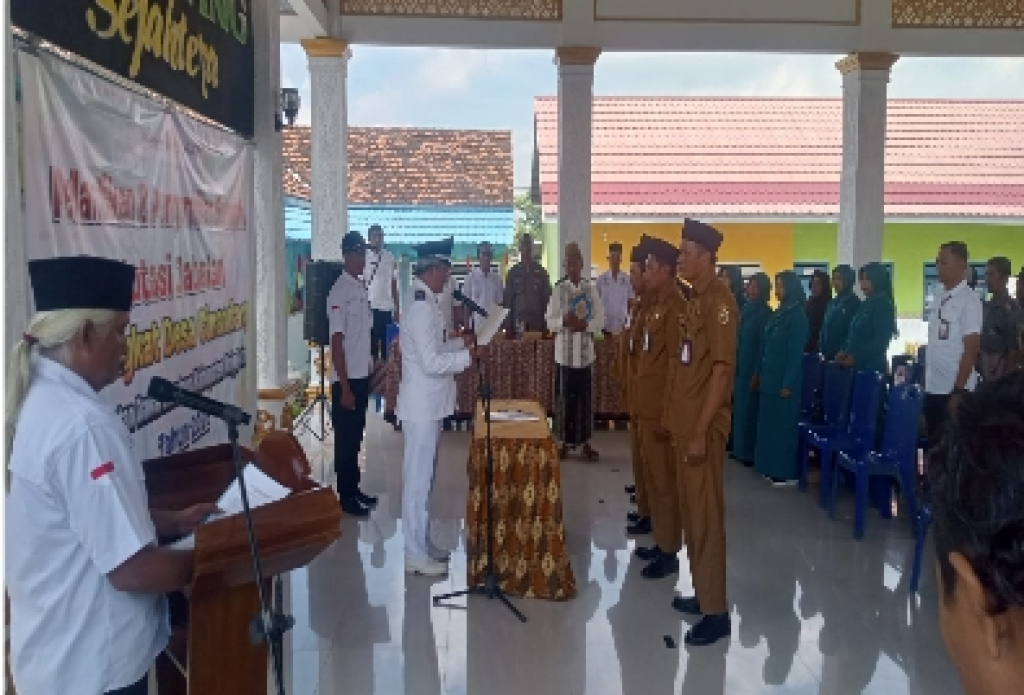 Tingkatkan Mutu Pelayanan, Kades Agus Siswahyudi Mutasi dan Lantik Perangkat Desa Cinandang