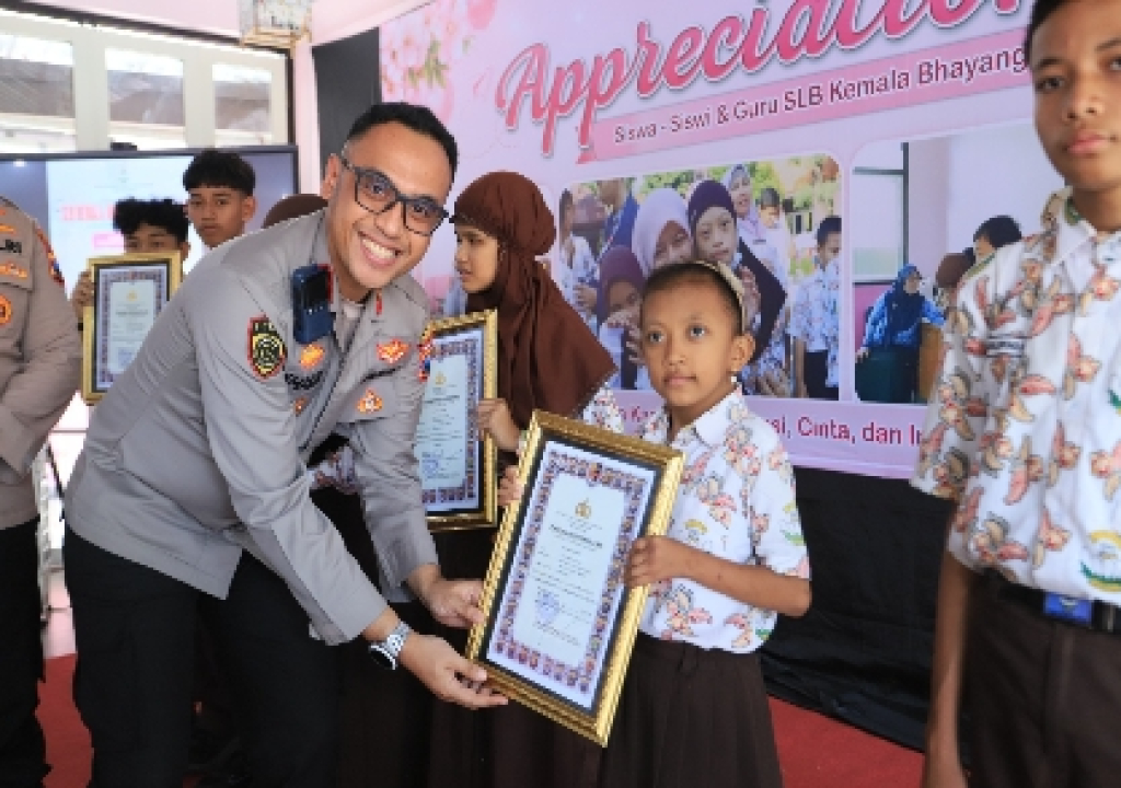 Polres Gresik Beri Penghargaan Guru dan Siswa Berprestasi SLB Kemala Bhayangkari 2