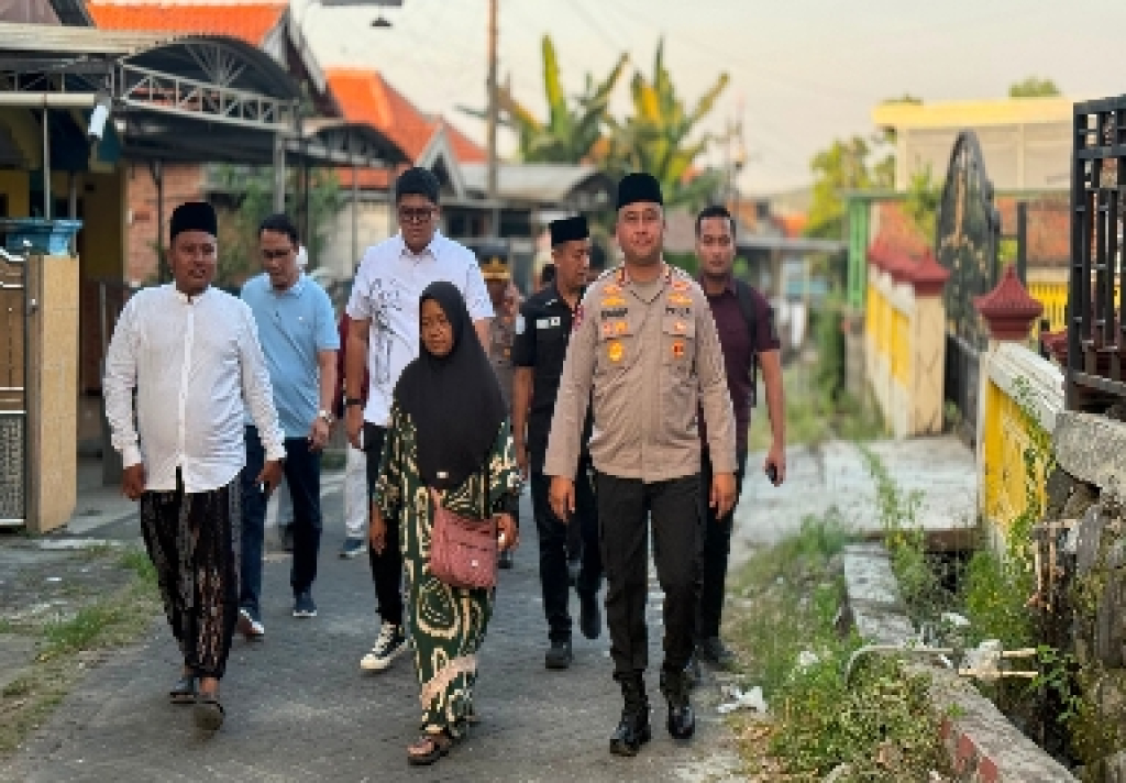 Wakapolda Jatim dan Kapolres Gresik Takziah ke Keluarga Almarhum Kusaini, Tegaskan Kepedulian Polri di Tengah Masyarakat