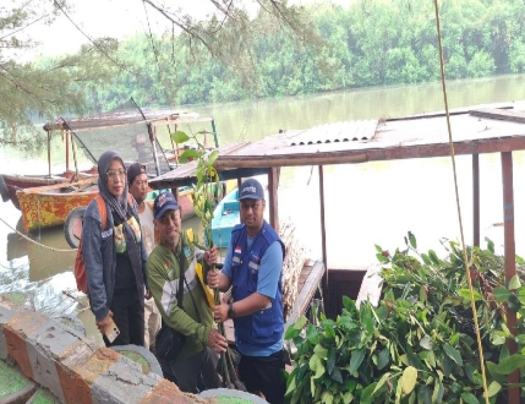 TPS Perluas Program “Donasi Oksigen” melalui Penanaman Mangrove di Pesisir Romokalisari Surabaya