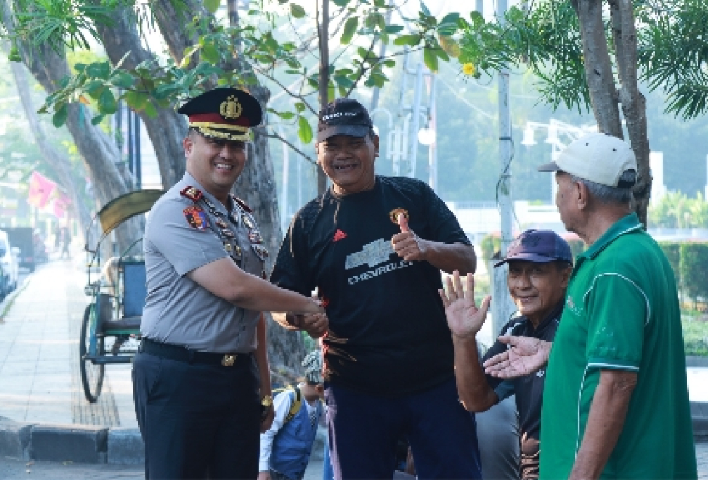 Kapolres Gresik Turun Langsung Kawal Hari Pertama Sekolah, Pastikan Siswa Aman dan Tepat Waktu