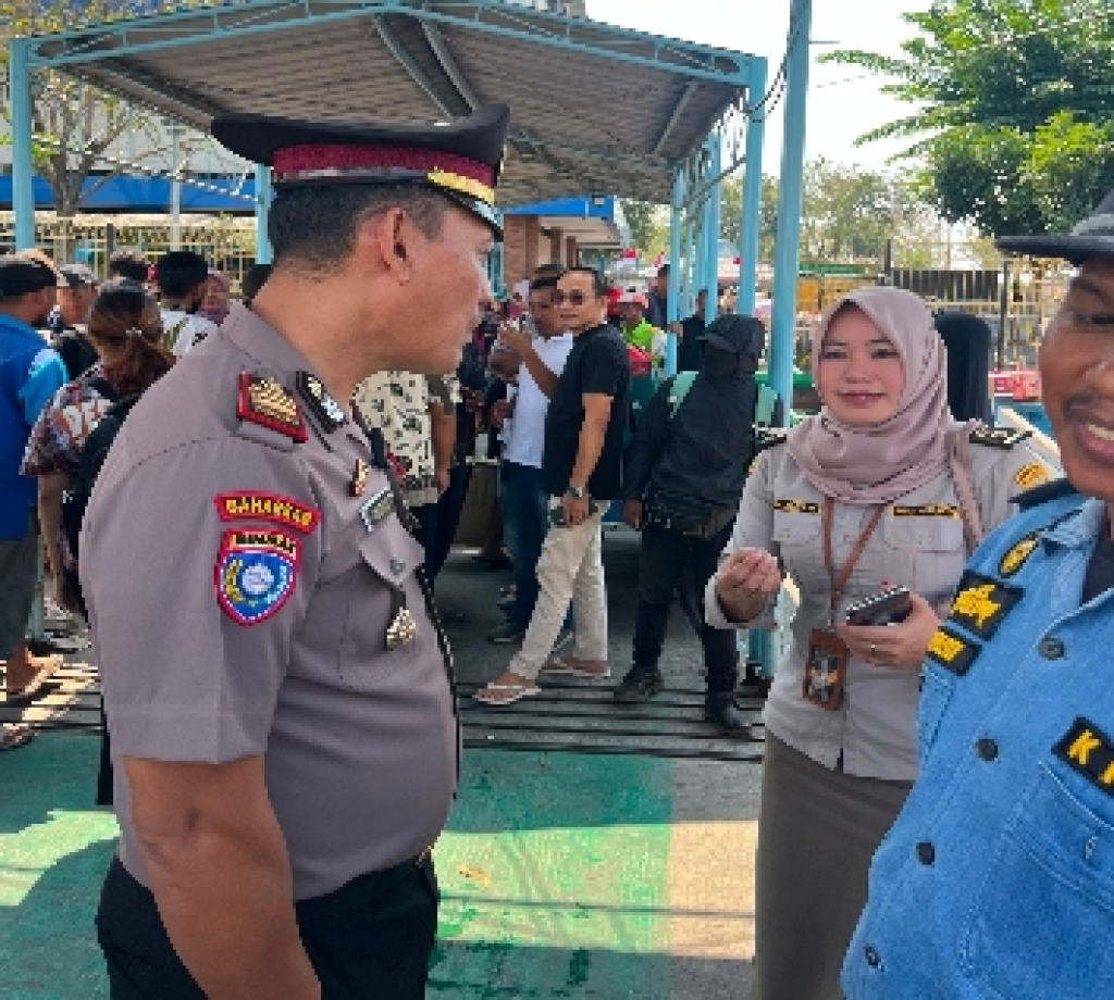 Polsek Kawasan Pelabuhan Gresik Lakukan Pengawalan Ketat Pada Kedatangan Ratusan Penumpang dari Bawean