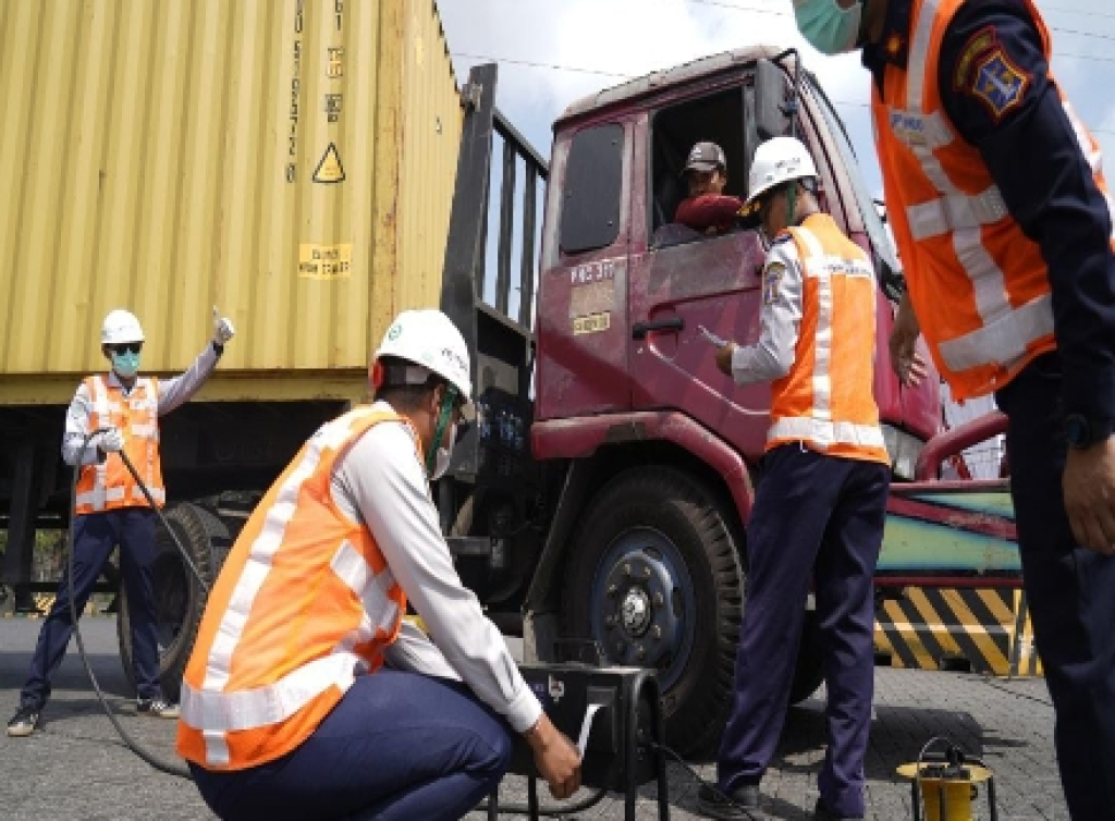 Peringati HUT RI ke-81, Pelindo Gelar Uji Emisi Truk Peti Kemas di Dua Terminal
