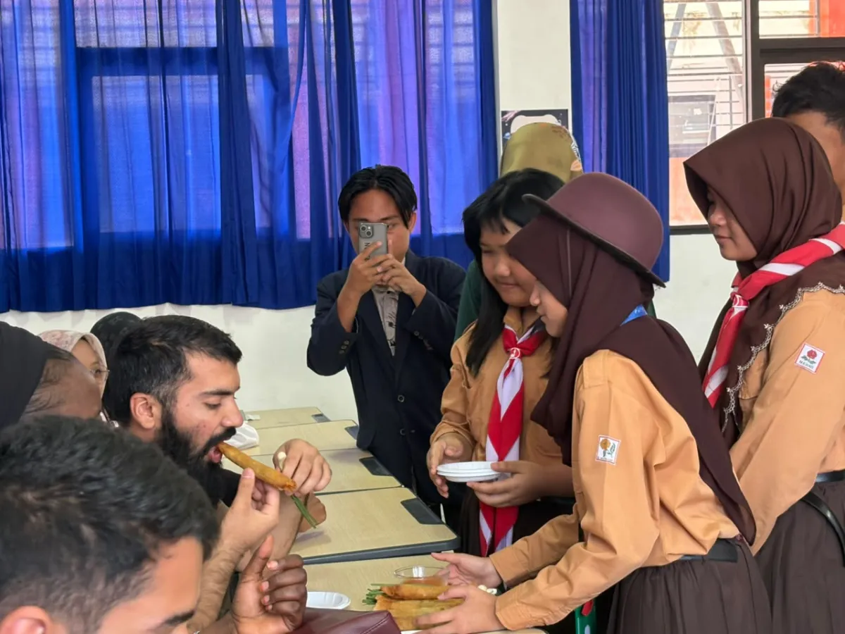 SMP Labschool Unesa 3 Sambut 90 Mahasiswa Asing dalam Pertukaran Budaya Unesa Summer Camp 2026