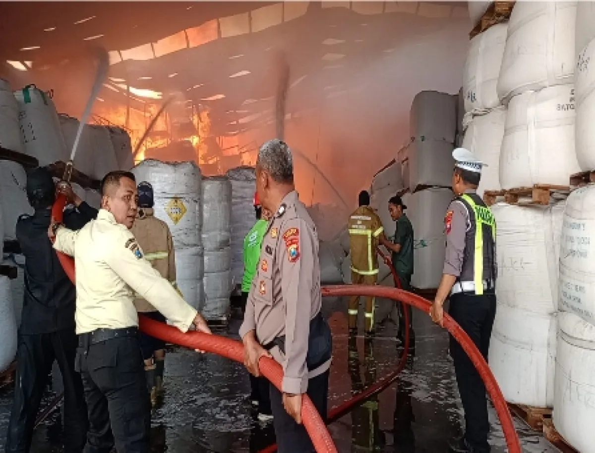 Gudang Bahan Baku PT Wings Surya di Driyorejo Terbakar, Polisi dan Tim Gabungan Berjibaku Padamkan Api