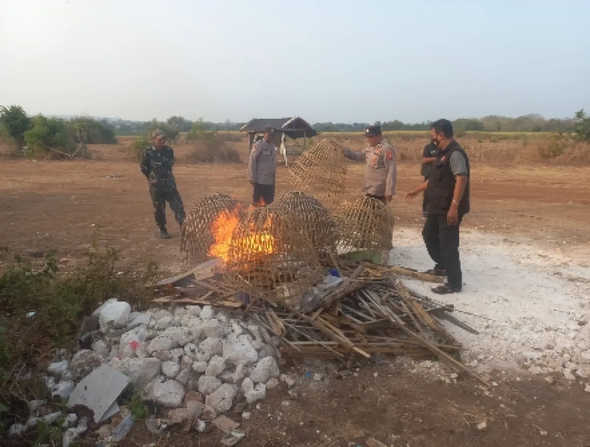 Polsek Sidayu Tertibkan Lokasi Sabung Ayam, Kurungan Ayam Dimusnahkan