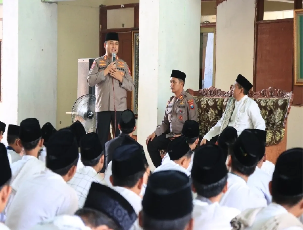 Safari Jumat di Ponpes Darul Ikhsan, Kapolres Gresik Tekankan Bahaya Narkoba dan Bijak Bermedia Sosial