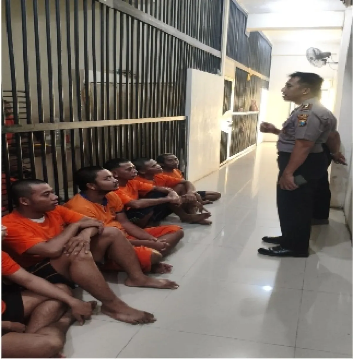 Wakapolres Gresik Cek Rutan Sat Tahti, Tekankan Kewaspadaan dan Larangan Bullying