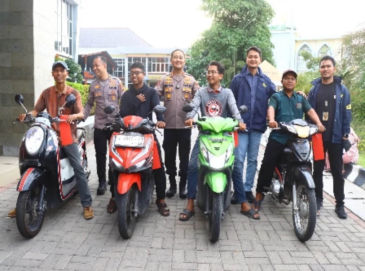 Polres Gresik Ringkus Dua Pelaku Maling Motor, Kapolres Kembalikan Motor Korban