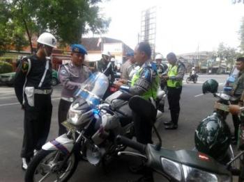   PM Bondowoso Gelar Operasi Waspada Wira Celurit  Anggota Lalulintas Tak Luput Dari Pemeriksaan.