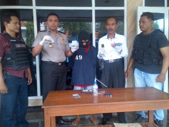 Kakek Penggali Kubur Pun Nyoba Jadi Bandar Sabu, Kini Nginap di Mapolsek Dukuh Pakis