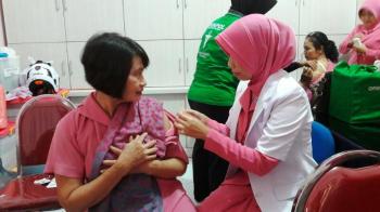 Ketua Bayangkhari Pasuruan Beri Vaksinasi Ca Cervix-HPV Tahap III Pada Anggotanya.