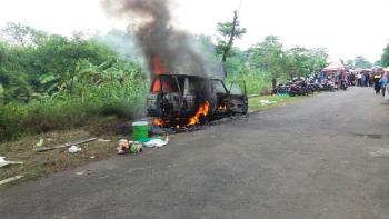 Akibat Konselet, Mobil Pengantar Wisudawan Ludes Terbakar.