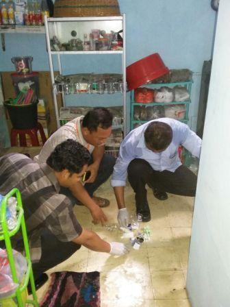 Kakek Umur 60 Tahun Ditemukan Tewas Didepan Pintu Kamar Dalam Posisi Duduk