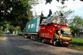 Truck Tronton Pengangkut Kayu Arang Dikeluhkan Warga Karena Merusak Jalan