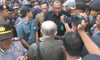 Wanita Pingsan Warnai Eksekusi Lahan di JL.Kalisari