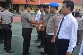 13 Anggota Polres Bondowoso Mendapat Penghargaan Dari Kapolres