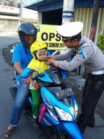 Kanit Lantas Polsek Pandaan, Pasuruan Bagikan Helm Dalam Operasi Simpatik 2017