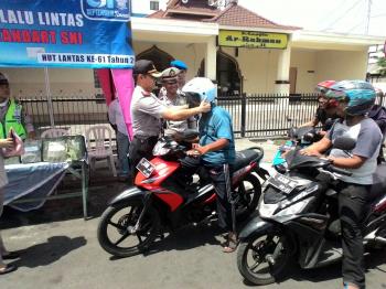 Polsek Wonokromo Bagi-Bagi Helm Saat Peringati Hari Satlantas