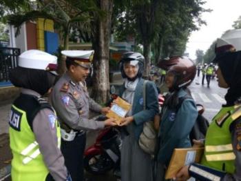 Pengemudi Yang Patuh Berlalulintas Dapat Reward Dari Kasat Lantas