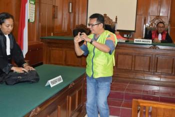 Divonis 2 Tahun, Penyelundup Sirip Hiu Terlihat Girang dan Berjoget