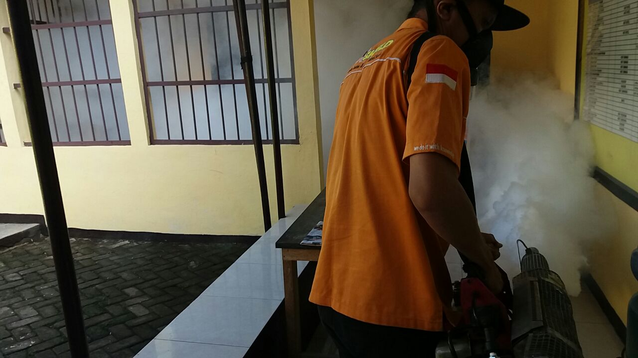Antisipasi Demam Berdarah, Polsek Rembang Pasuruan Lakukan Fogging.