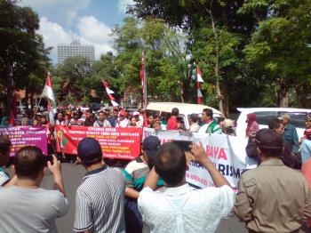 Berbagai Elemen Surabaya, Gandoli Risma Untuk Tetap di Surabaya