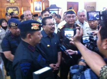 Gubernur dan Kapolda Jatim Deklarasikan Peresmian Tim Saber Pungli di Grahadi.