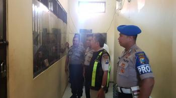 Kasat Tahti Polres Pasuruan Melaksanakan Pengecekan Tahanan Di Mapolres Pasuruan