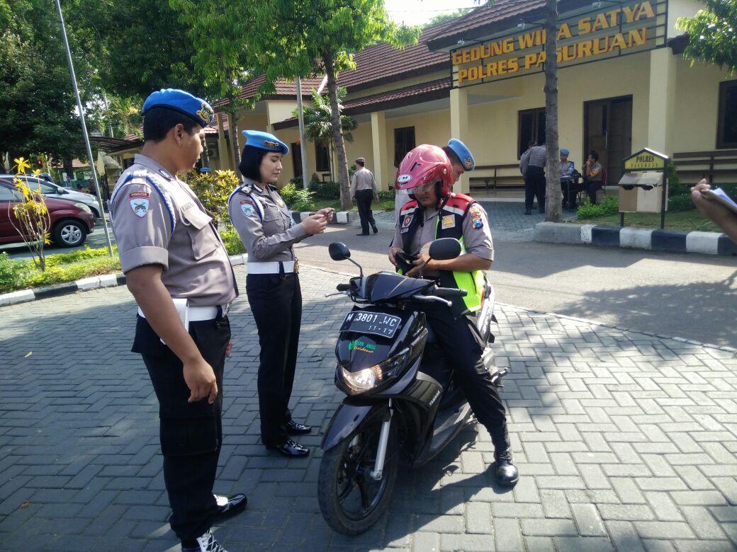 Div Propam Polres Pasuruan Periksa Kelengkapan Kendaraan Anggota.