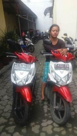 Gondol Motor Di Kampus Unesa, Kaki Pasutri Ini Patah Di Hajar Masa.