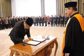 Dr. Barullah Akbar, MBA., CMP Anggota BPK Disumpah Jabatan Oleh Ketua MA 