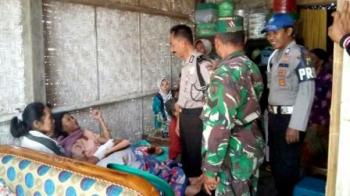 Warga Desa Gunosari Patah Tulang Akibat Rumah Tertimpa Pohon Disebabkan Hujan Deras Disertai Angin.