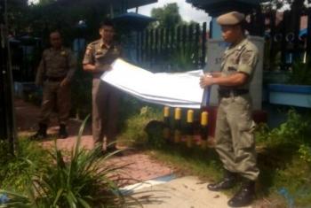 Satpol PP Copot Spanduk dan Bener Bermasalah.