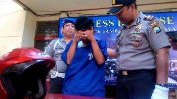 Kepergok Curi Helm, 2 Pria Jadi Bulan-Bulanan Warga.