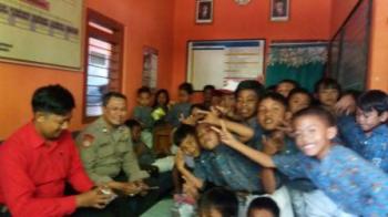 AIPDA Purwo Laksono Berikan Binluh Bahaya Narkoba pada Siswa-Siswi SD Martopuro 2